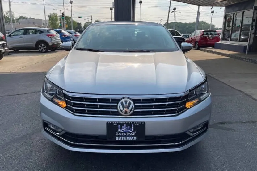 2016 Volkswagen Passat SE photo 1
