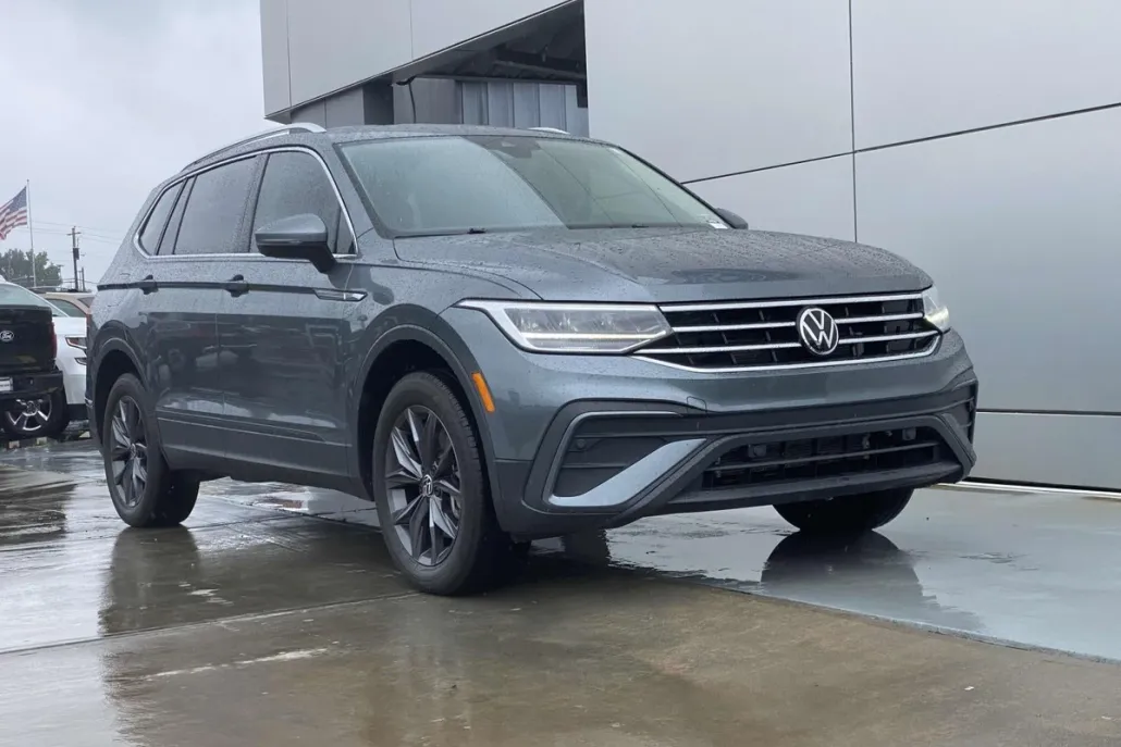 2023 Volkswagen Tiguan SE photo 1
