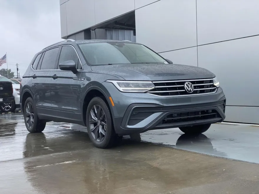 2023 Volkswagen Tiguan SE photo 1