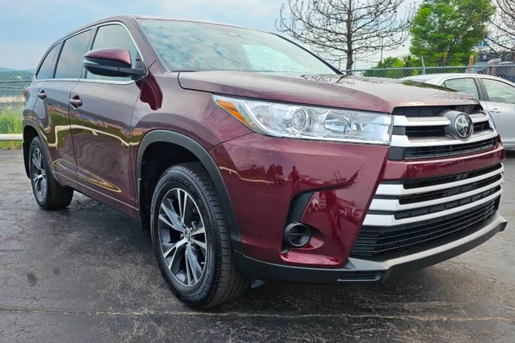 2018 Toyota Highlander LE photo 1