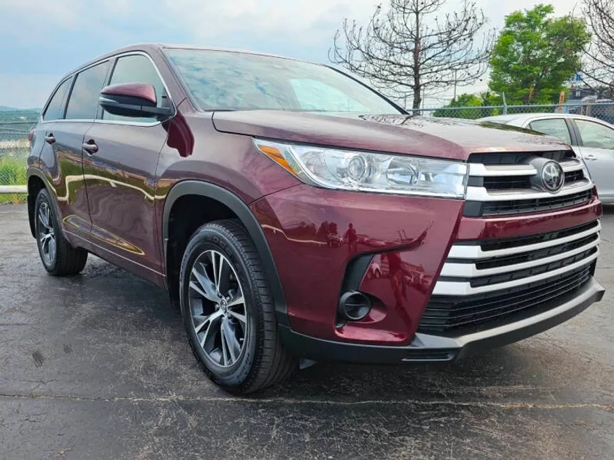 2018 Toyota Highlander LE photo 1