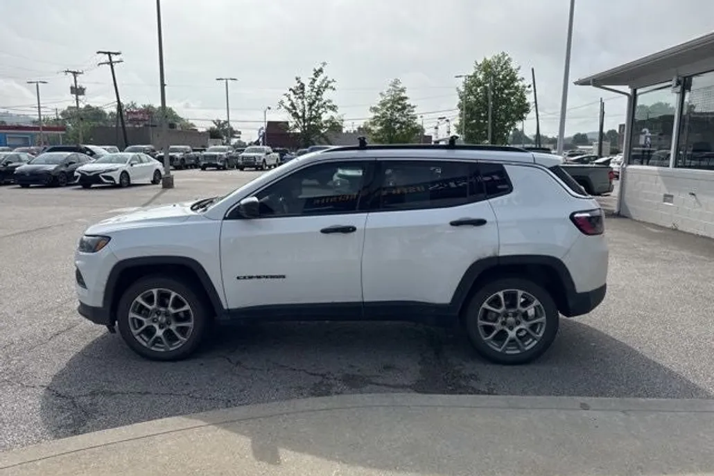 2022 Jeep Compass Latitude Lux photo 1