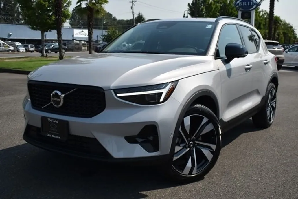 2025 Volvo XC40 Plus photo 1