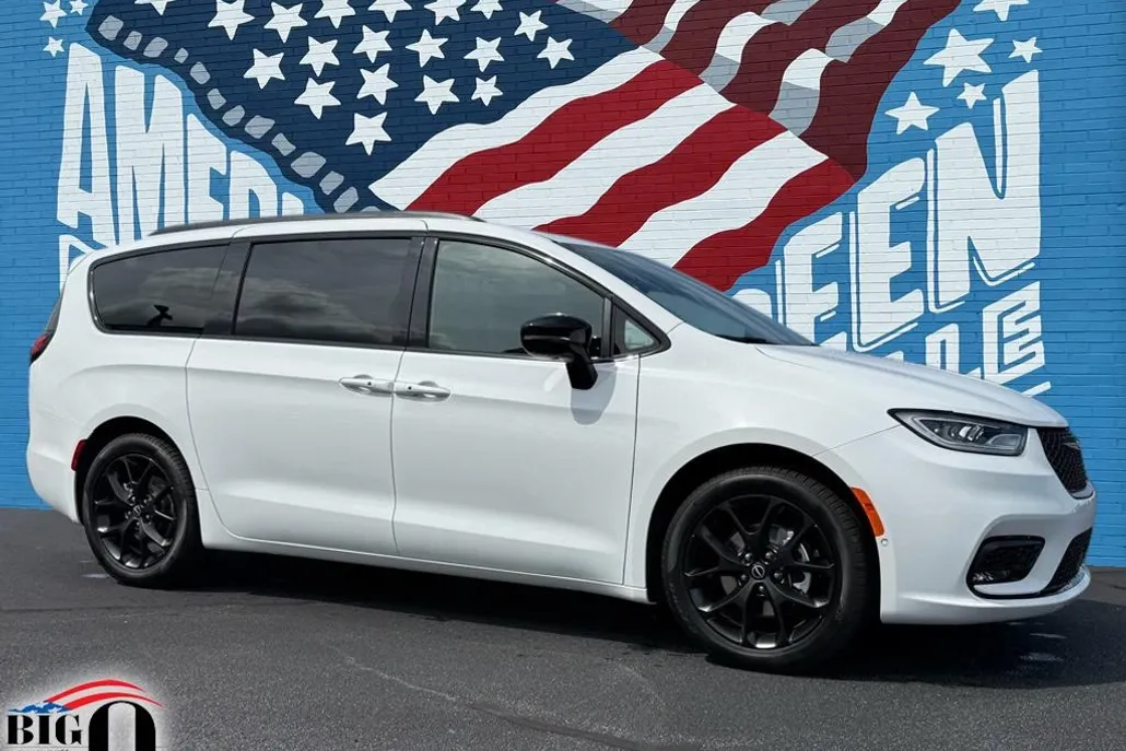 2026 Chrysler Pacifica Limited photo 1