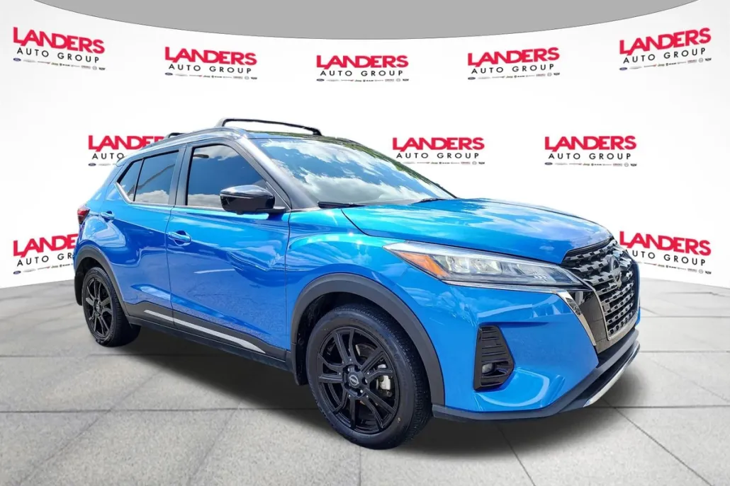 2023 Nissan Kicks SR photo 1