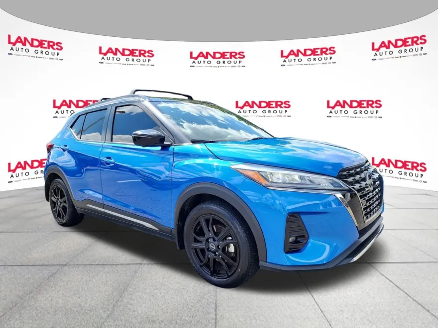 2023 Nissan Kicks SR photo 1