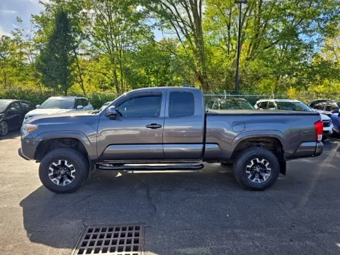 2016 Toyota Tacoma SR photo 4