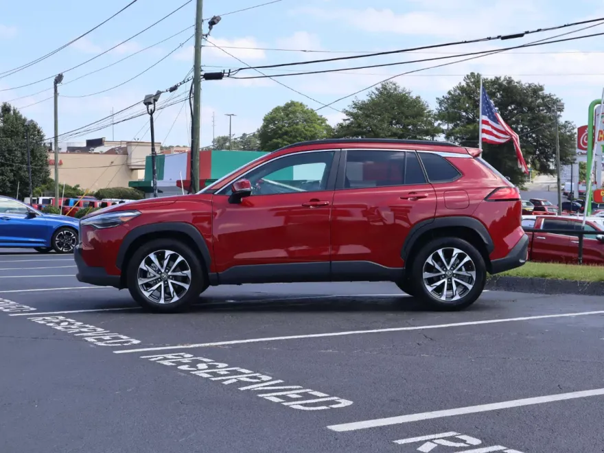 2022 Toyota Corolla Cross XLE photo 1