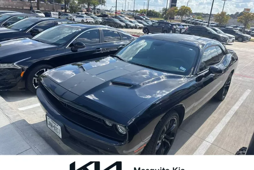 2017 Dodge Challenger SXT photo 1