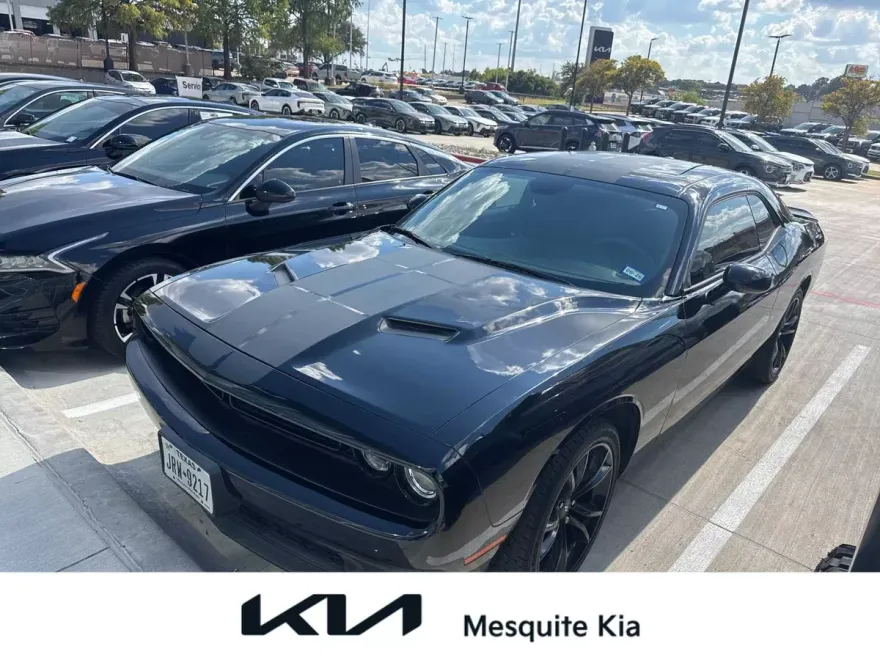 2017 Dodge Challenger SXT photo 1