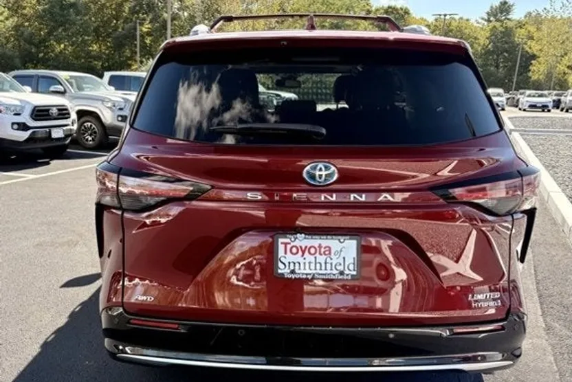 2022 Toyota Sienna Limited photo 1