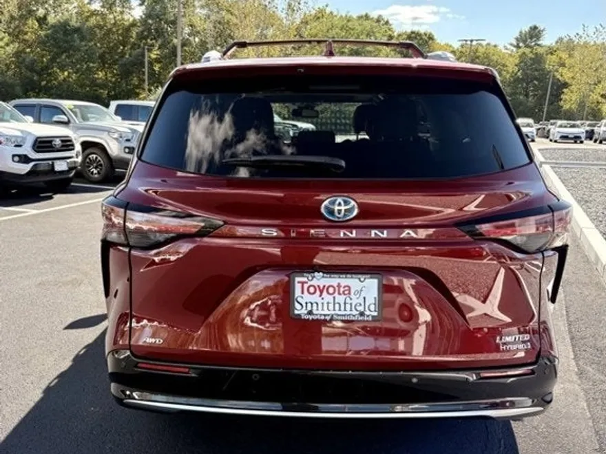 2022 Toyota Sienna Limited photo 1