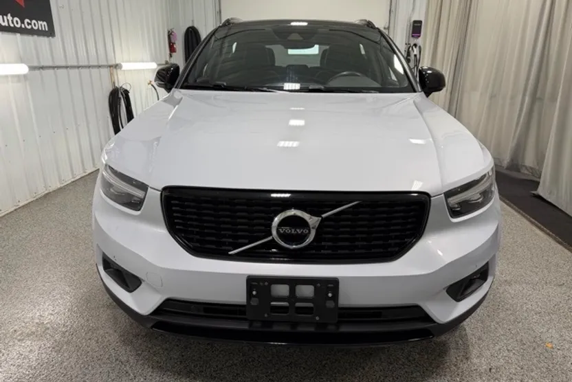 2021 Volvo XC40 T5 R-Design photo 1