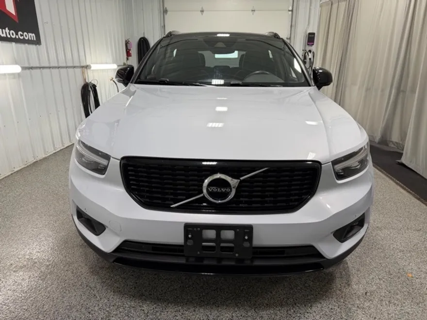 2021 Volvo XC40 T5 R-Design photo 1