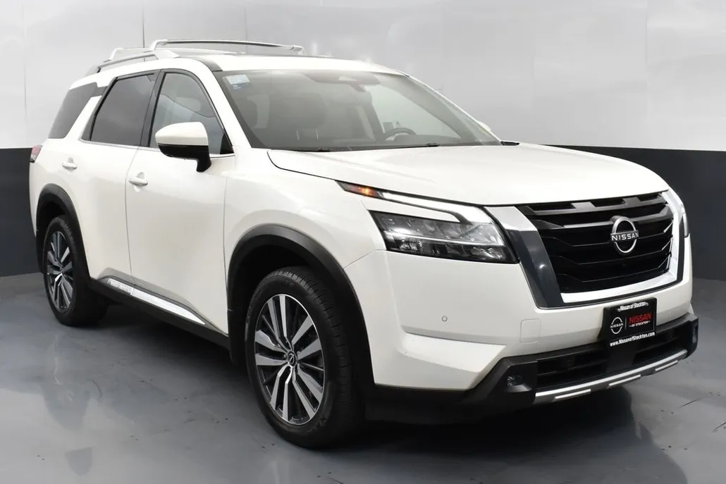 2022 Nissan Pathfinder Platinum photo 1
