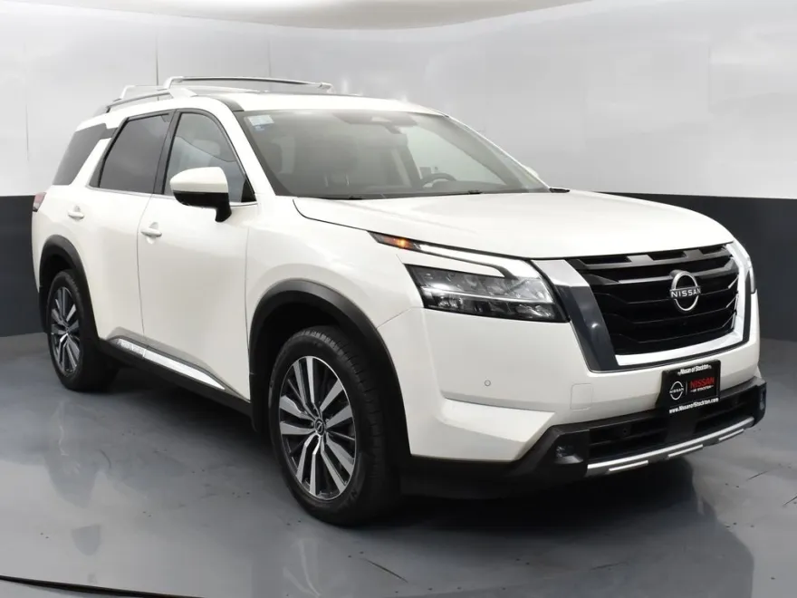 2022 Nissan Pathfinder Platinum photo 1