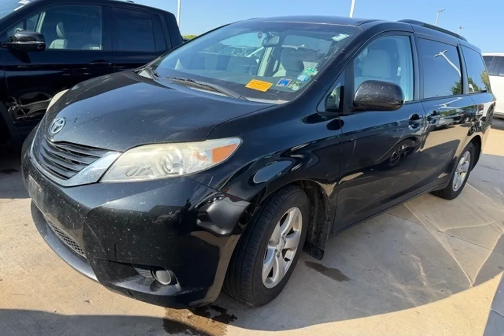 2011 Toyota Sienna LE photo 1