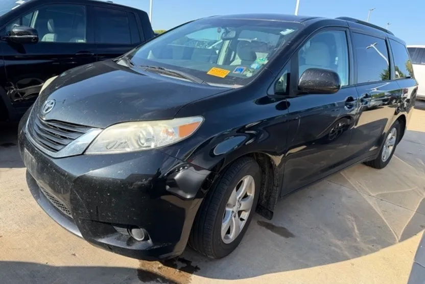 2011 Toyota Sienna LE photo 1