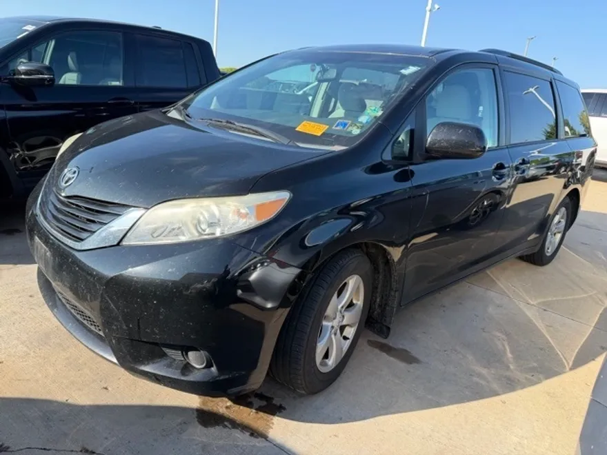 2011 Toyota Sienna LE photo 1