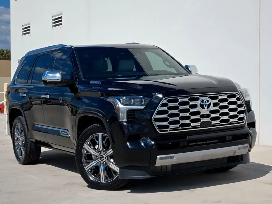 2023 Toyota Sequoia Capstone photo 1