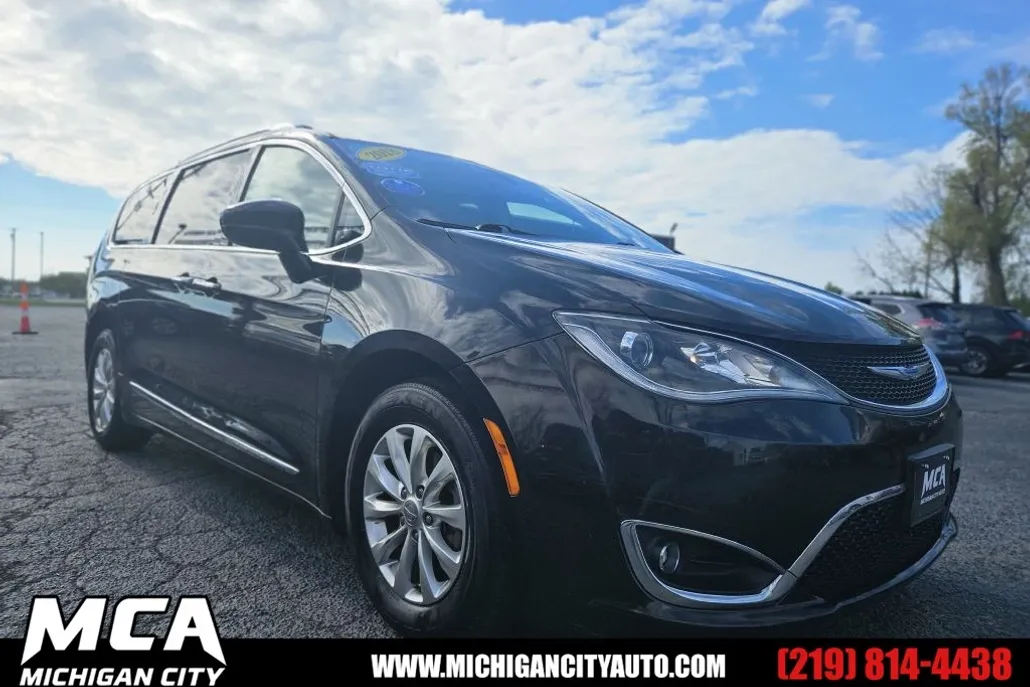 2018 Chrysler Pacifica Touring L photo 1