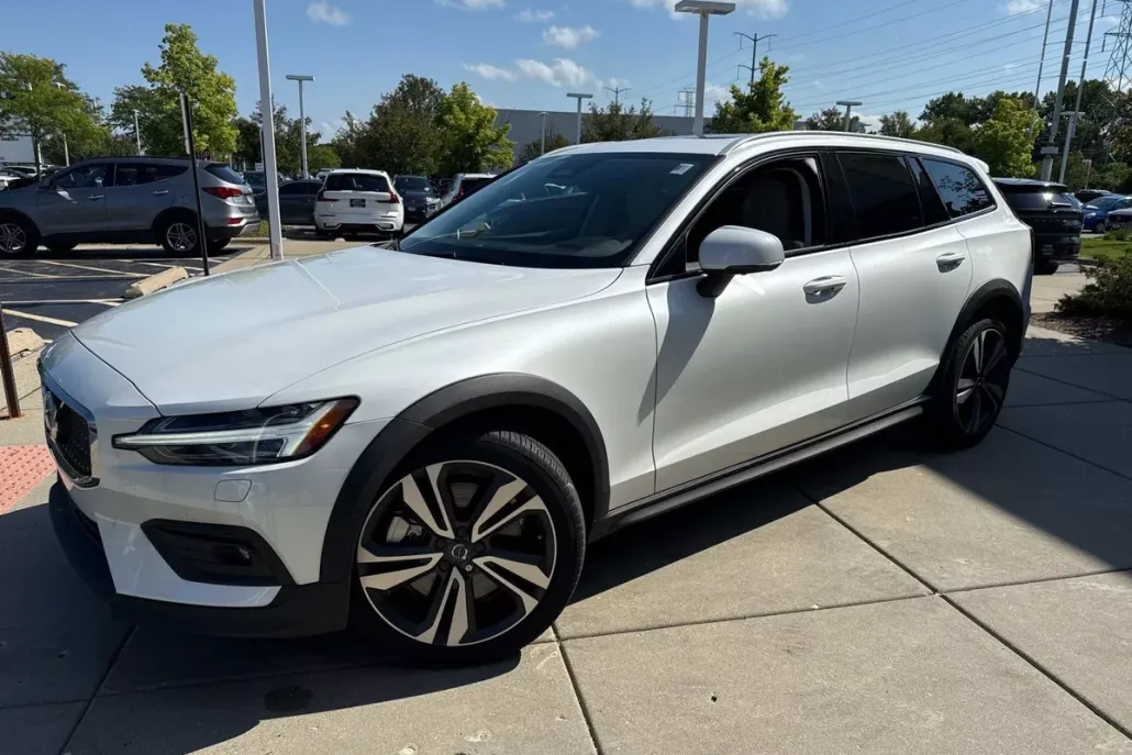 2024 Volvo V60 Cross Country B5 Plus photo 1