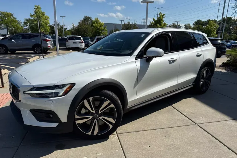 2024 Volvo V60 Cross Country B5 Plus photo 1