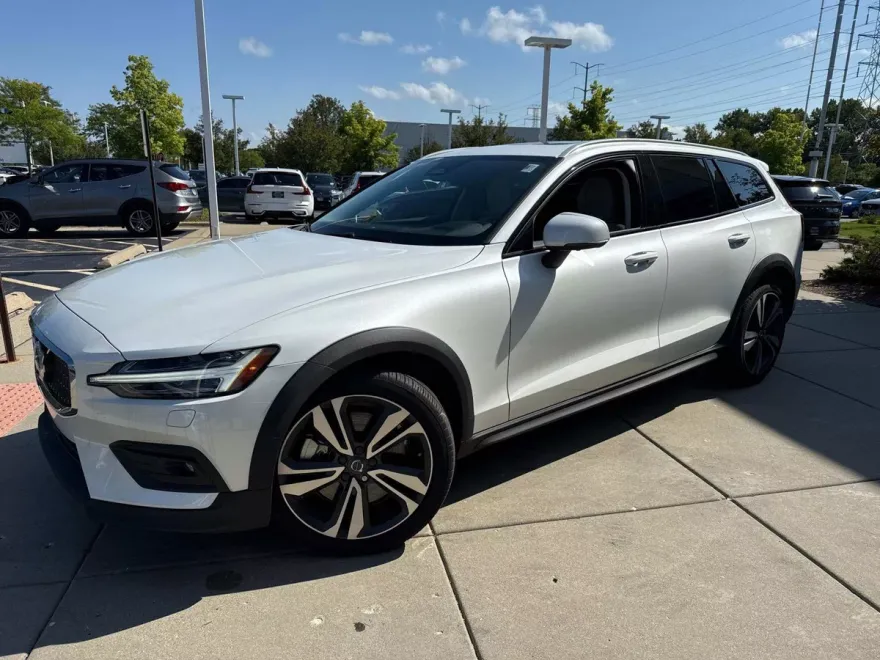 2024 Volvo V60 Cross Country B5 Plus photo 1