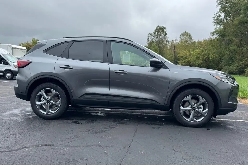 2025 Ford Escape ST-Line photo 1