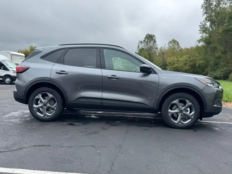 2025 Ford Escape ST-Line photo 1