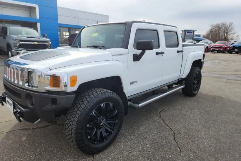 2010 Hummer H3 Luxury photo 1