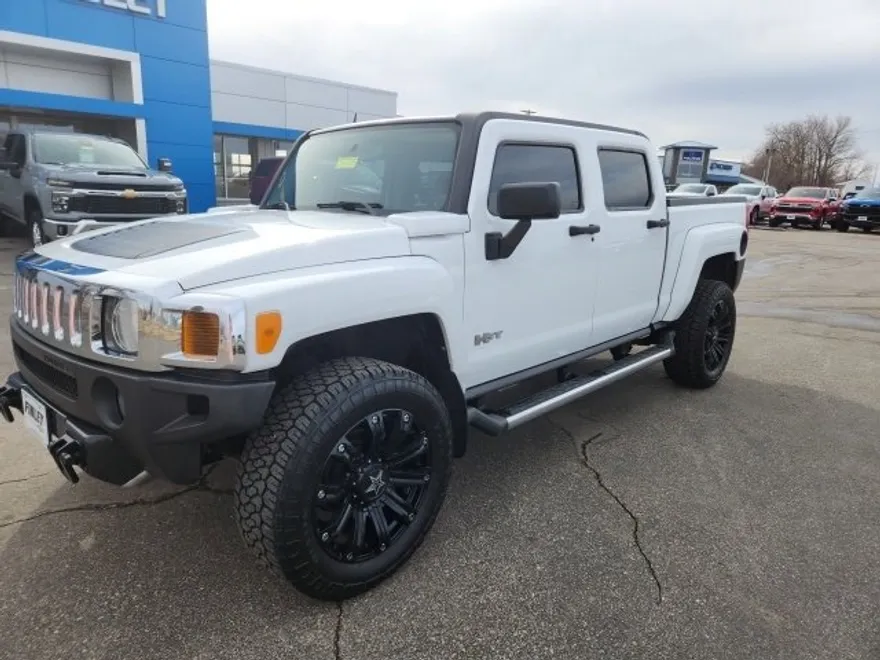 2010 Hummer H3 Luxury photo 1