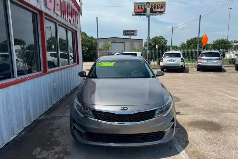 2016 Kia Optima LX photo 1