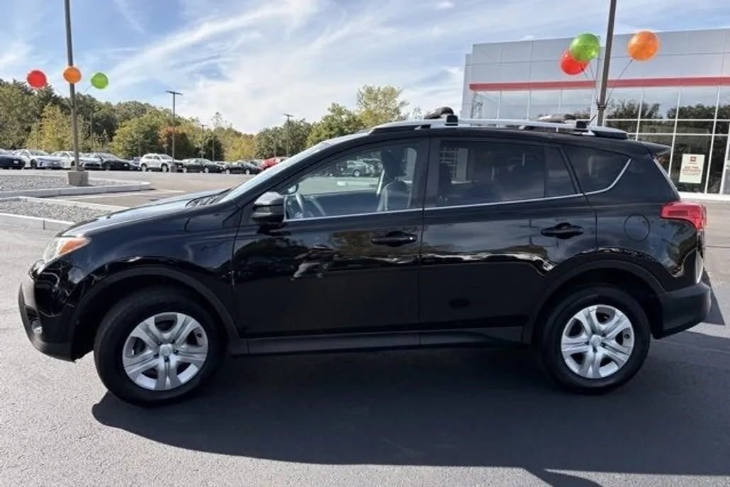 2015 Toyota RAV4 LE photo 1