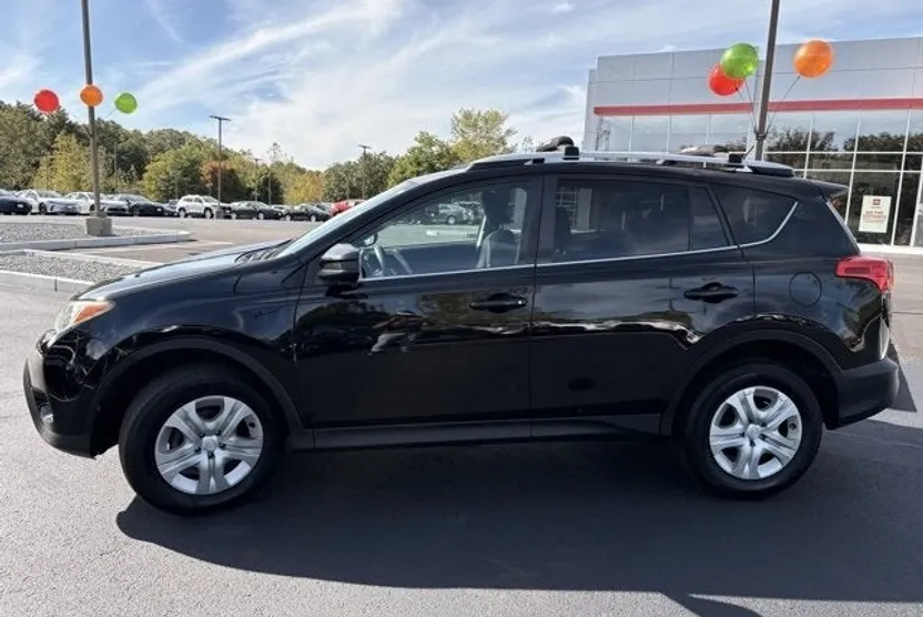 2015 Toyota RAV4 LE photo 1