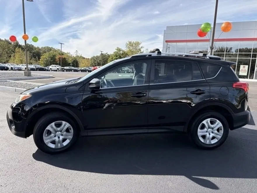 2015 Toyota RAV4 LE photo 1
