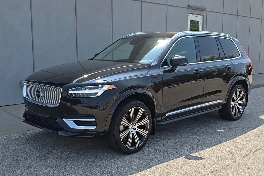 2025 Volvo XC90 T8 AWD Plus photo 1