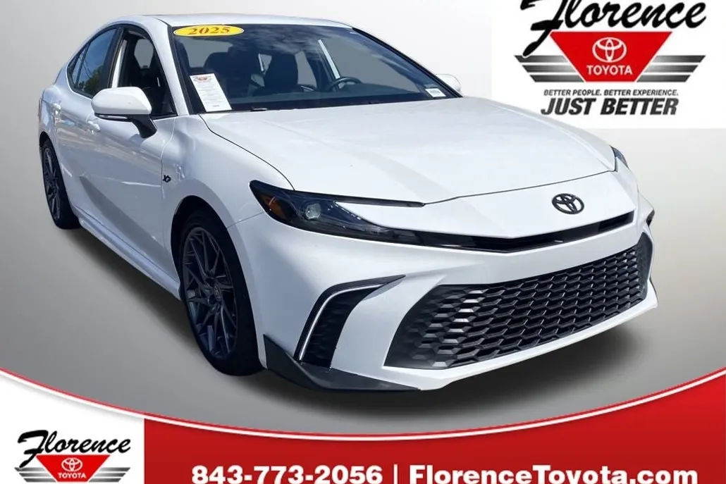 2025 Toyota Camry SE photo 1