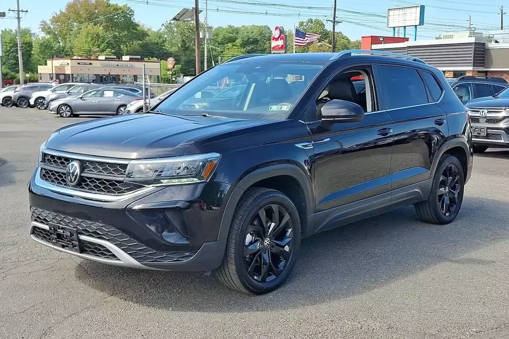 2023 Volkswagen Taos SE photo 1