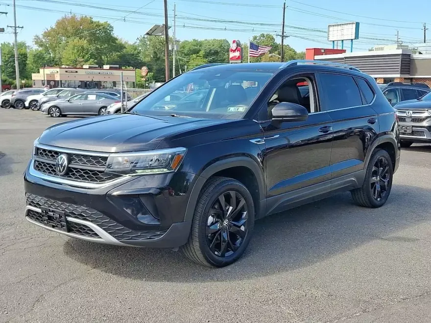 2023 Volkswagen Taos SE photo 1
