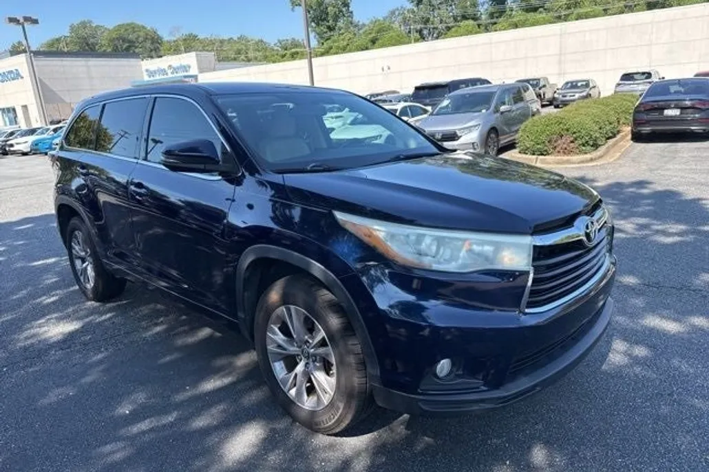 2016 Toyota Highlander LE Plus photo 1