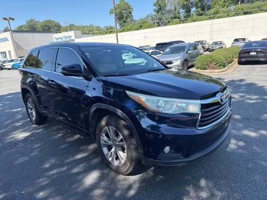 2016 Toyota Highlander LE Plus photo 1