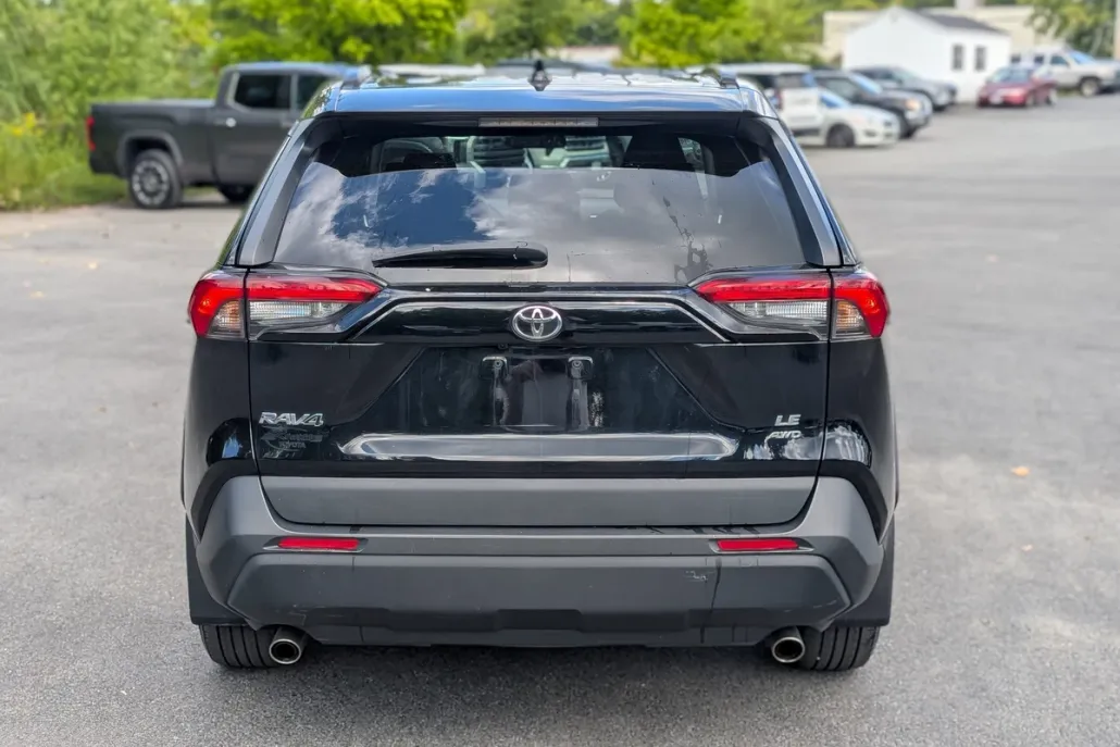 2021 Toyota RAV4 LE photo 1