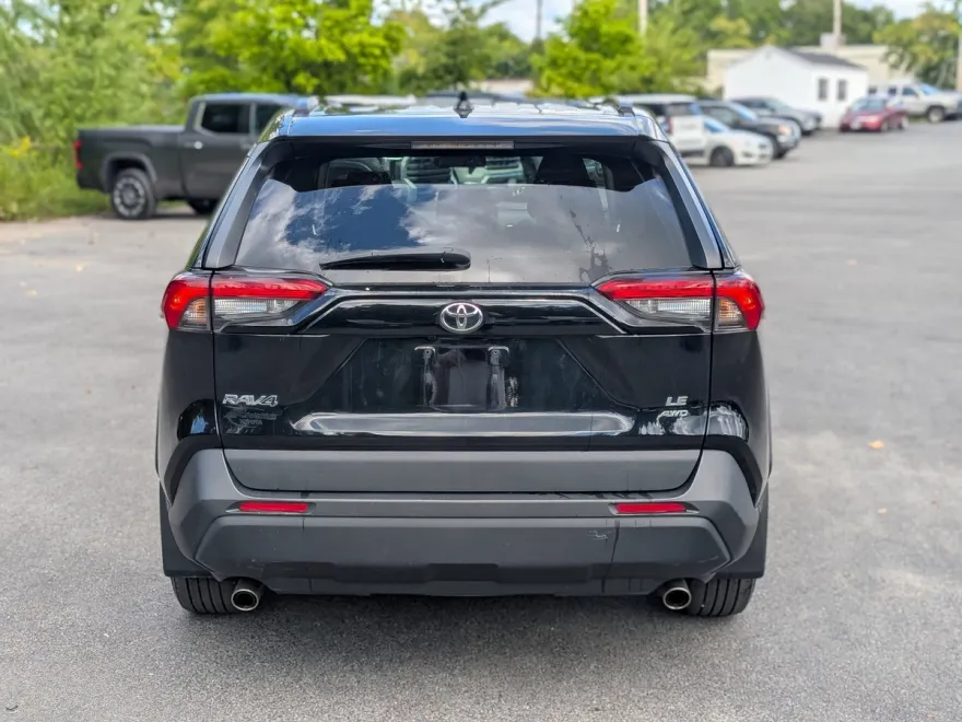 2021 Toyota RAV4 LE photo 1