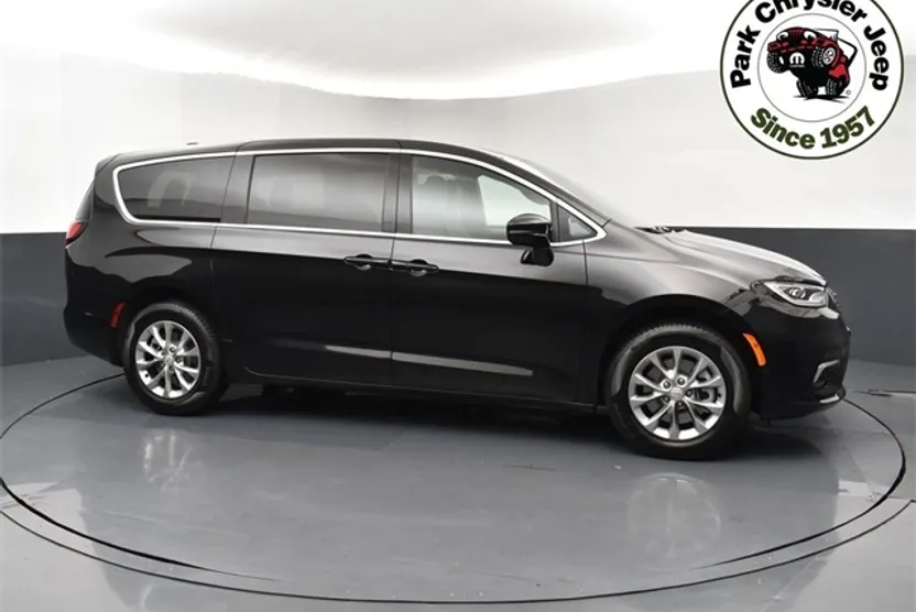 2026 Chrysler Pacifica photo 1