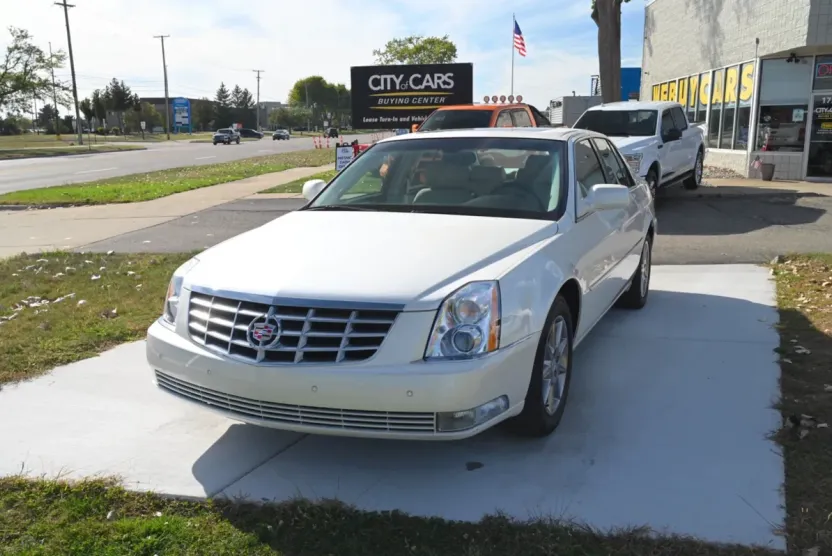 2011 Cadillac DTS Luxury photo 1