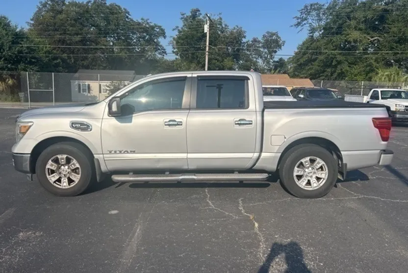 2017 Nissan Titan SV Crew Cab photo 1