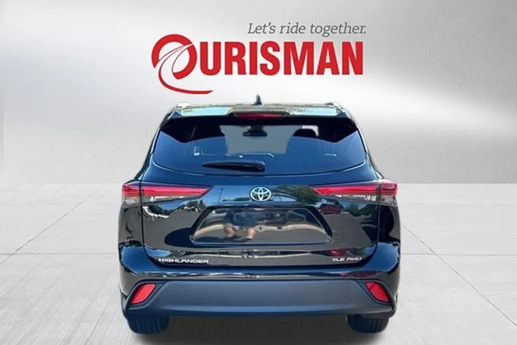2023 Toyota Highlander XLE photo 1
