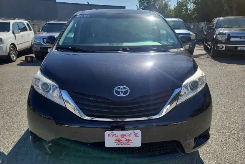 2013 Toyota Sienna LE photo 1