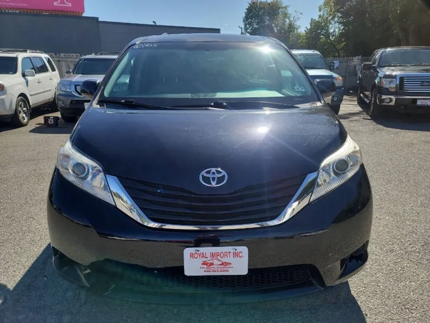 2013 Toyota Sienna LE photo 1
